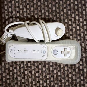 Nintendo Wii Remote and Nunchuk - Classic White